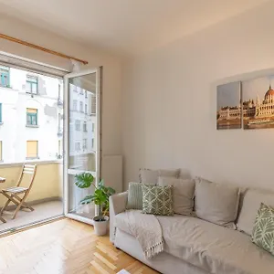 Riverside Balcony With View To Danube Apartamento Budapest